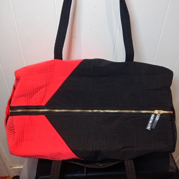 Vera Bradley Lg Microfiber Duffel in Hot Angles - Picture 3 of 7